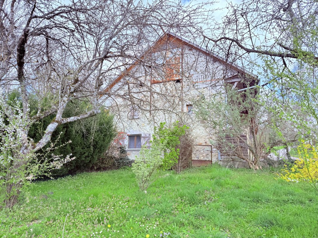 Maison mitoyenne à rénover 