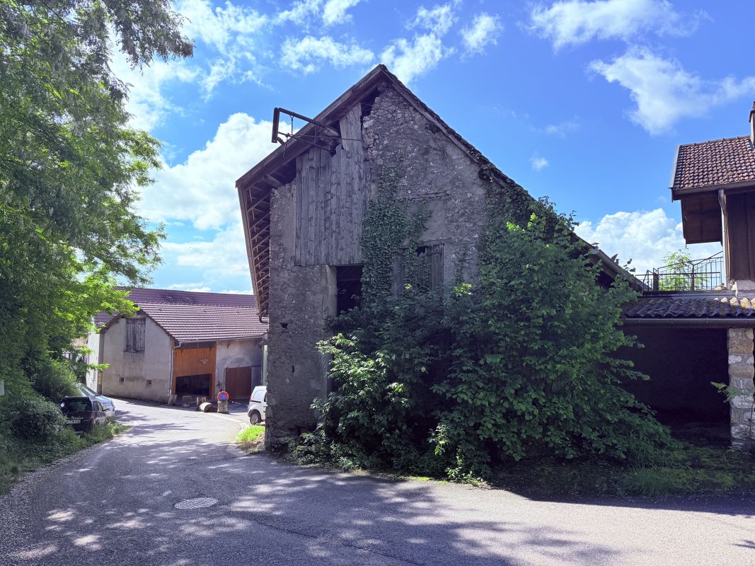 Maison mitoyenne à rénover entièrement sur Frangy 